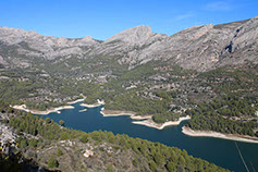 Vue du port depuis les remparts du Chateau Santa Barbara