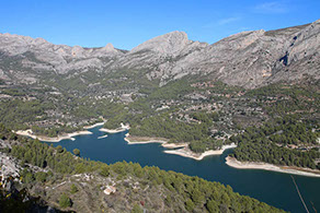 Vue du port depuis les remparts du Chateau Santa Barbara