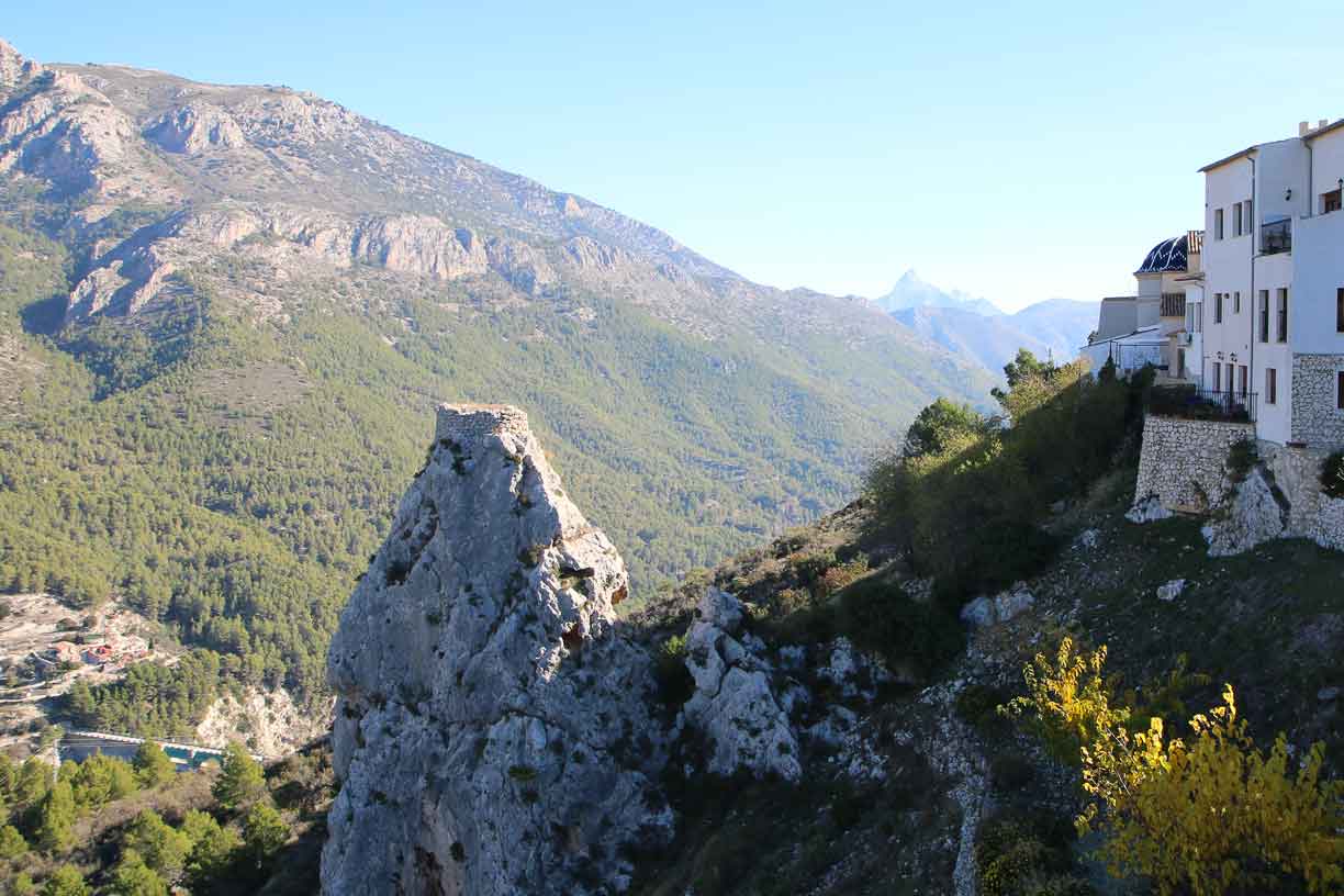 Vue du port depuis les remparts du Chateau Santa Barbara
