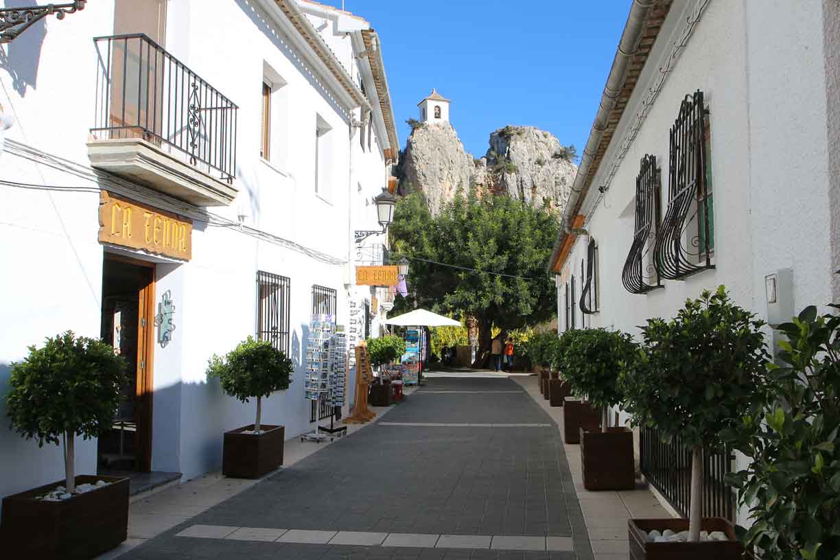 Vue du port depuis les remparts du Chateau Santa Barbara
