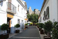 Vue du port depuis les remparts du Chateau Santa Barbara
