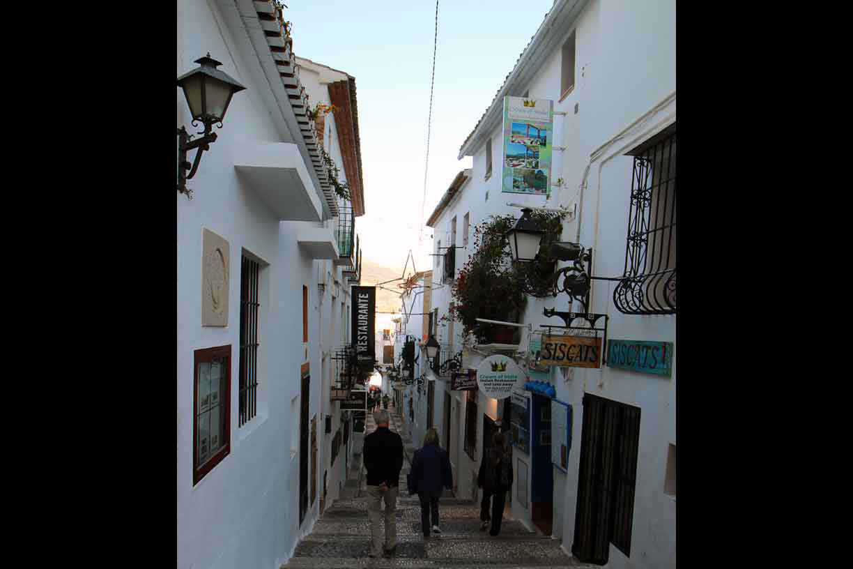 Vue du port depuis les remparts du Chateau Santa Barbara