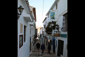 Vue du port depuis les remparts du Chateau Santa Barbara