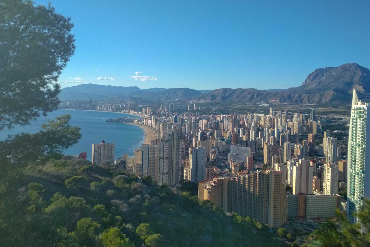 Vue du port depuis les remparts du Chateau Santa Barbara
