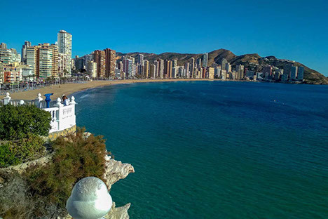 Vue du port depuis les remparts du Chateau Santa Barbara