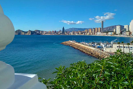 Vue du port depuis les remparts du Chateau Santa Barbara