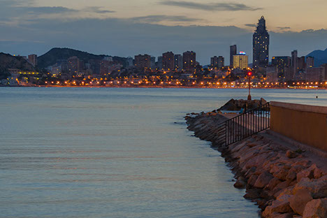 Vue du port depuis les remparts du Chateau Santa Barbara