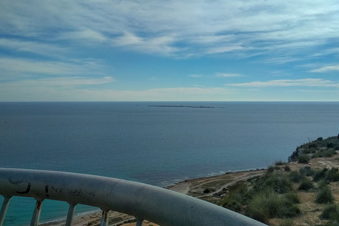 Vue du port depuis les remparts du Chateau Santa Barbara