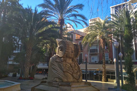 Vue du port depuis les remparts du Chateau Santa Barbara