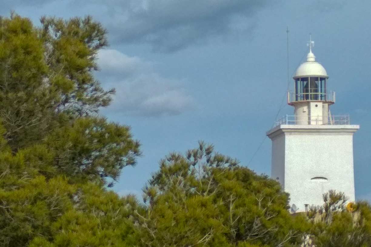 Vue du port depuis les remparts du Chateau Santa Barbara