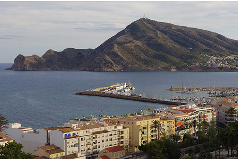 Vue du port depuis les remparts du Chateau Santa Barbara
