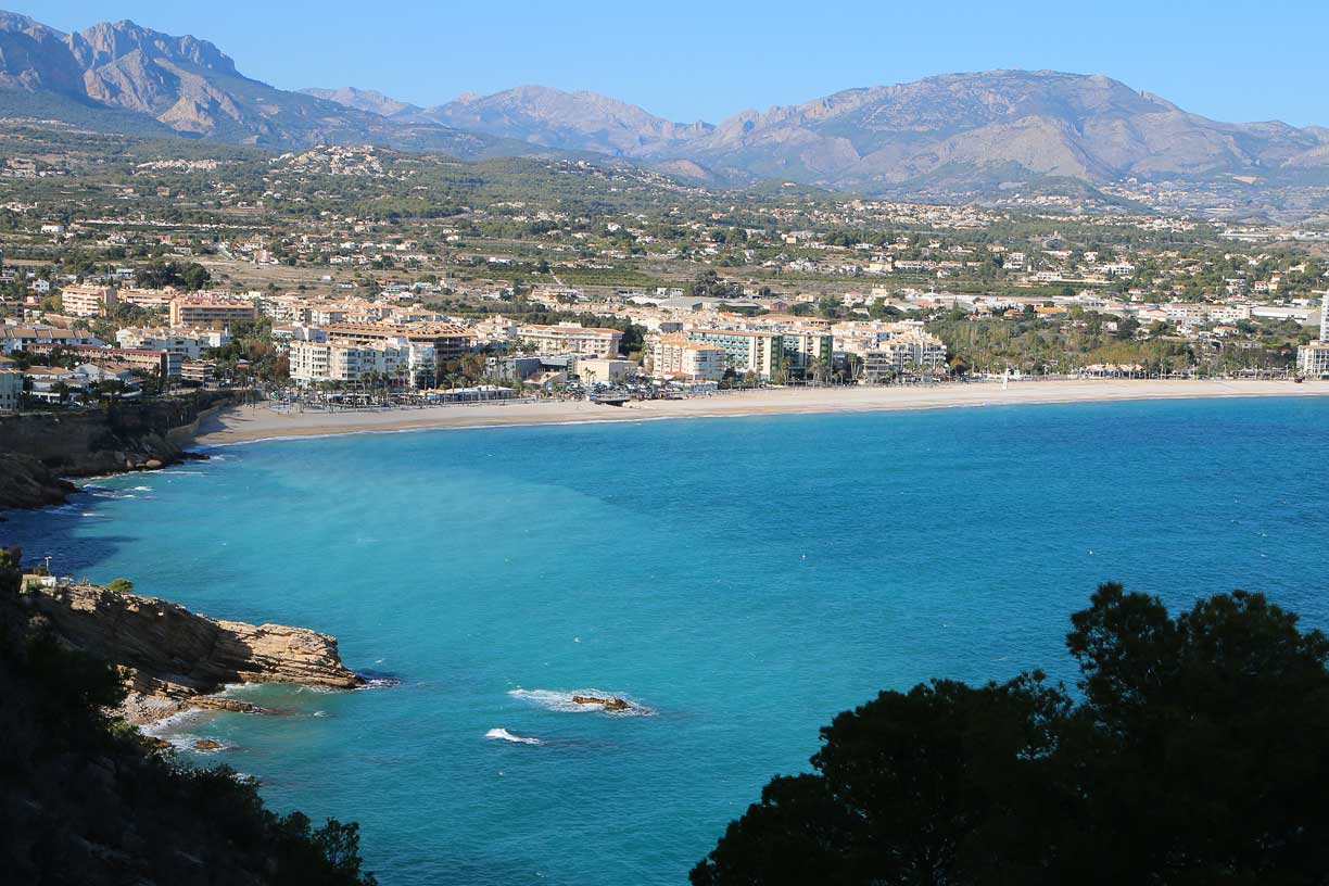 Vue du port depuis les remparts du Chateau Santa Barbara