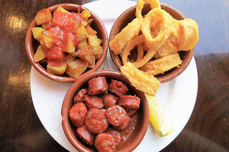 Vue du port depuis les remparts du Chateau Santa Barbara