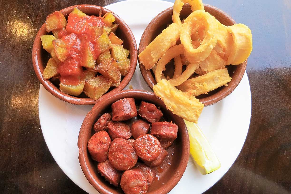 Vue du port depuis les remparts du Chateau Santa Barbara