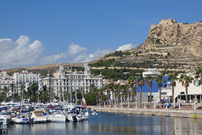 Vue du port depuis les remparts du Chateau Santa Barbara