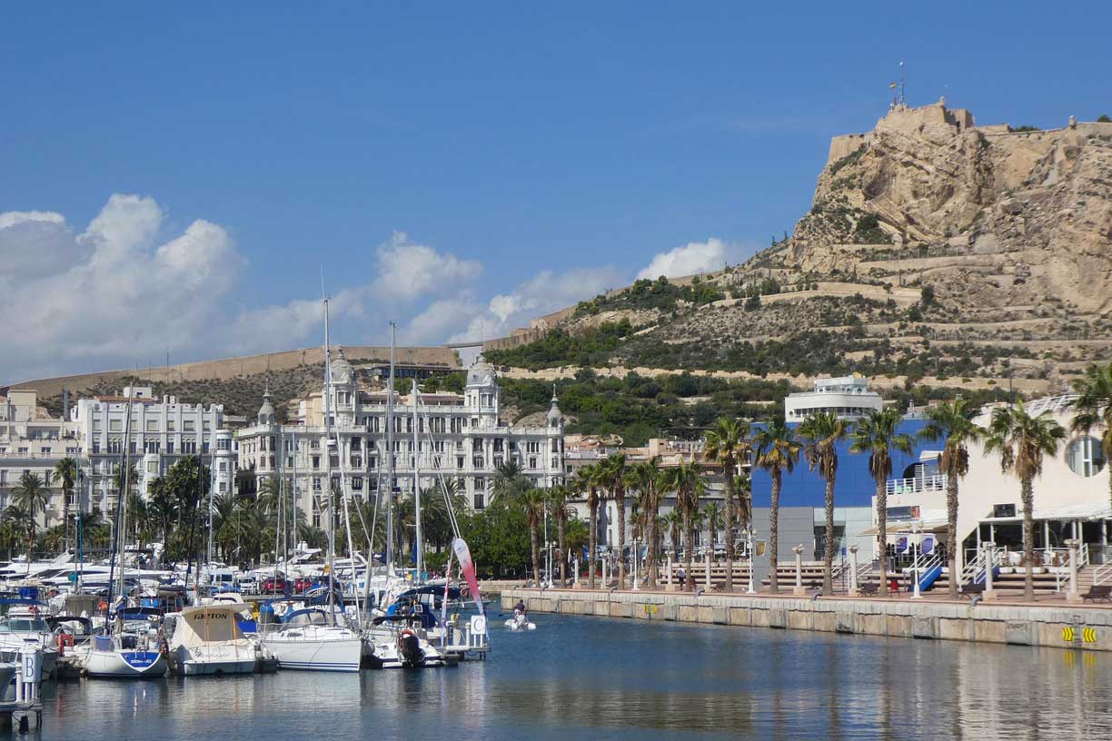 Vue du port depuis les remparts du Chateau Santa Barbara