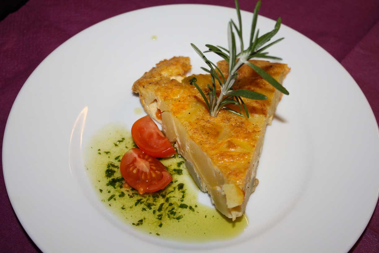 Vue du port depuis les remparts du Chateau Santa Barbara