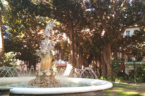 Vue du port depuis les remparts du Chateau Santa Barbara