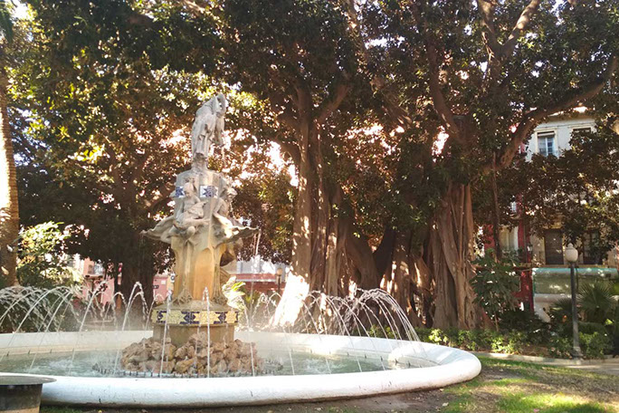 Vue du port depuis les remparts du Chateau Santa Barbara