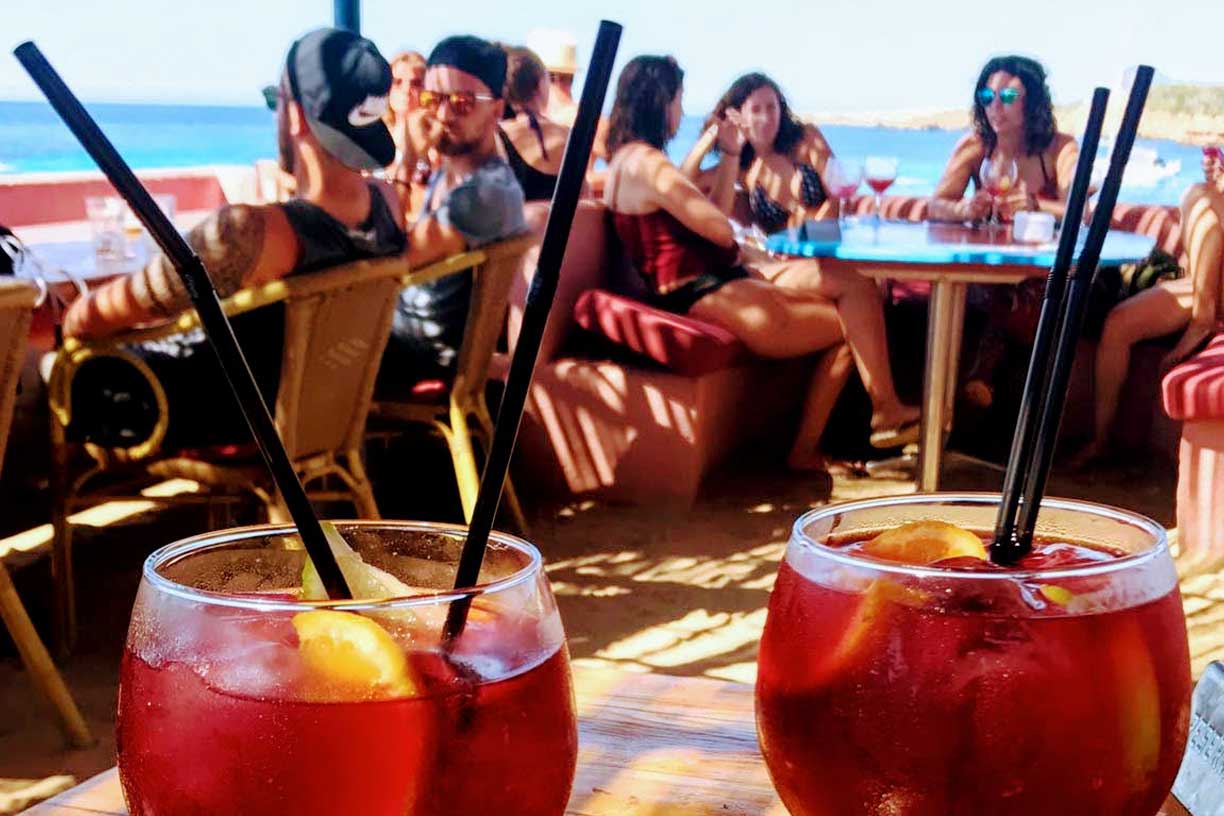 Vue du port depuis les remparts du Chateau Santa Barbara
